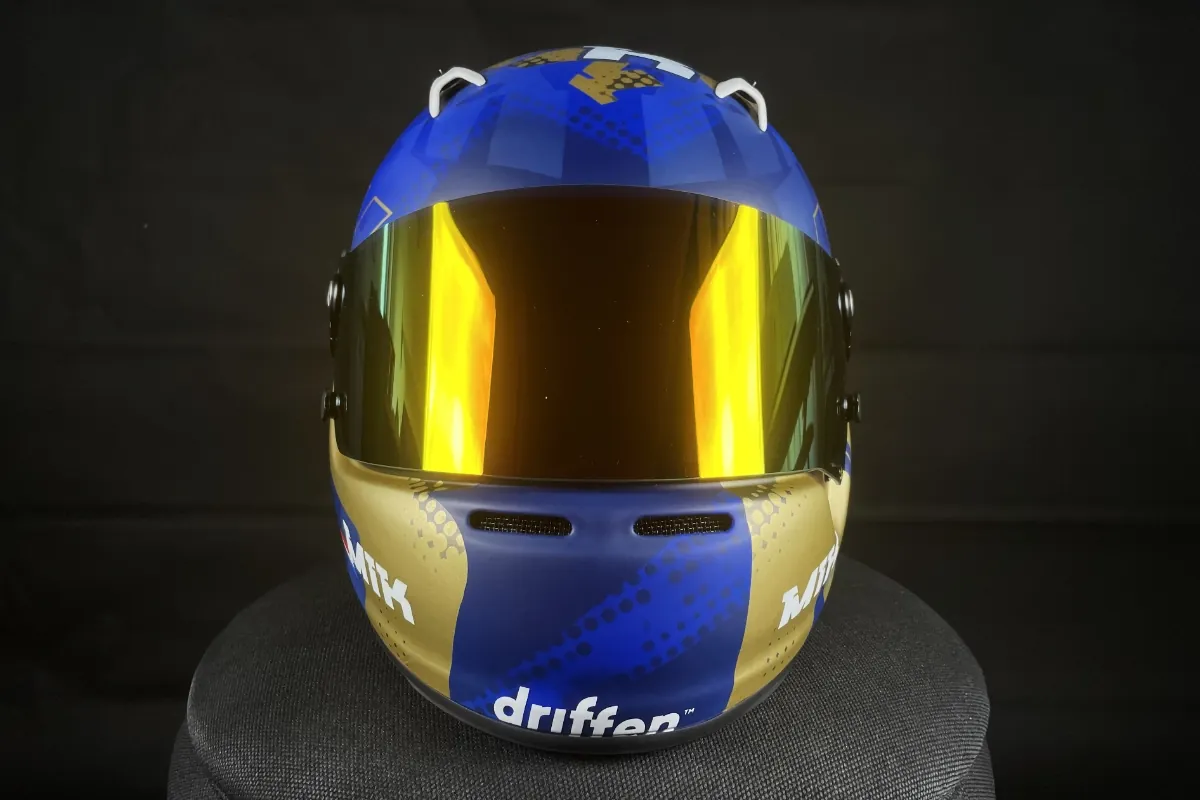 Custom helm · Mik